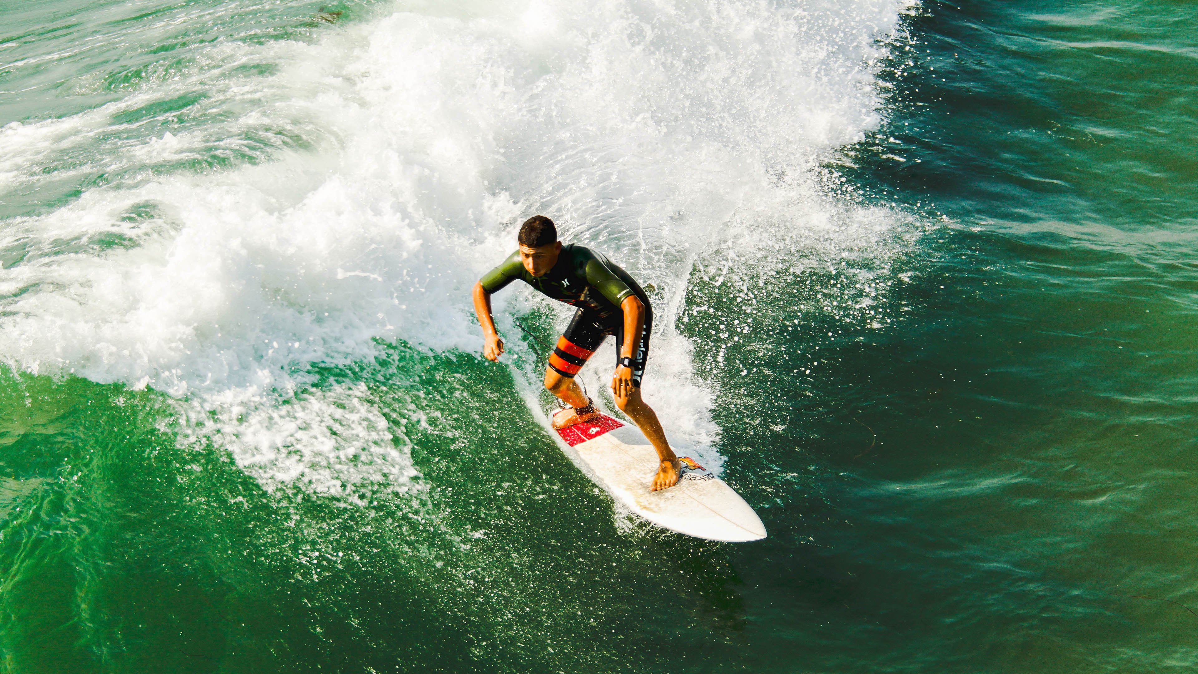 “英超激战：强队逐步锁定欧冠席位”，英超竞争激烈